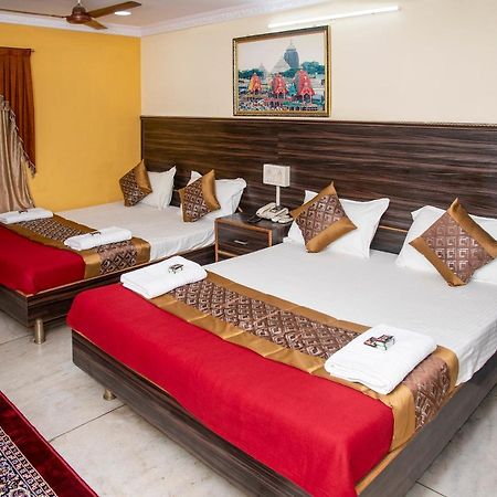 Vrindavan Comfort Inn Hyderabad Bagian luar foto