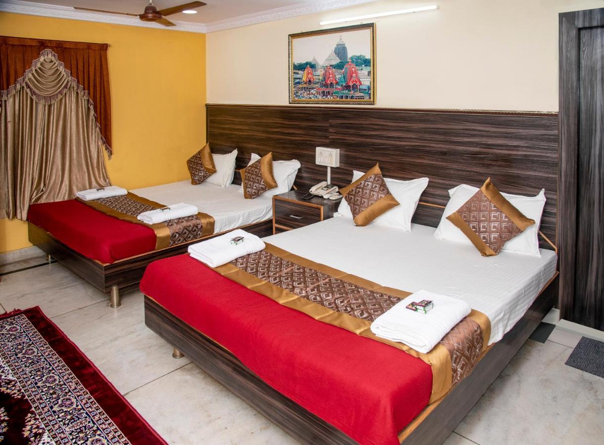 Vrindavan Comfort Inn Hyderabad Bagian luar foto